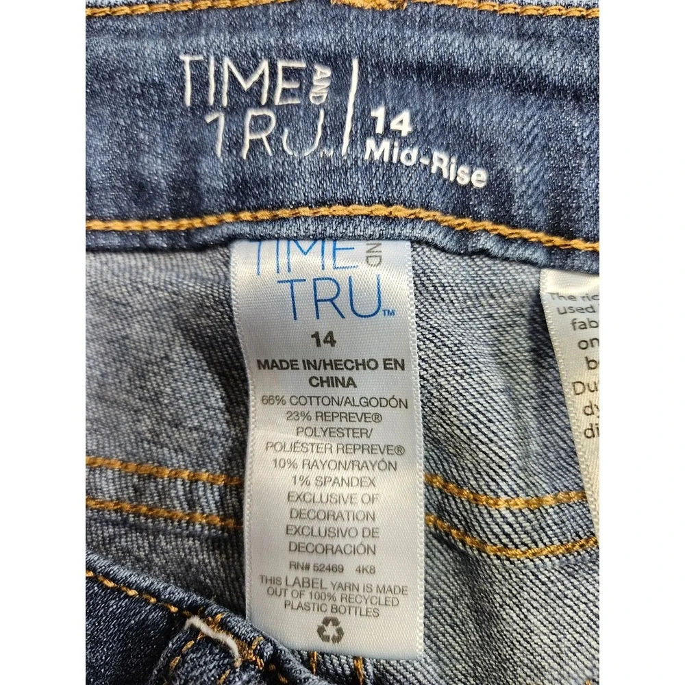 Time and Tru Capri Jeans Women 14 Blue Distressed Mid-Rise Denim